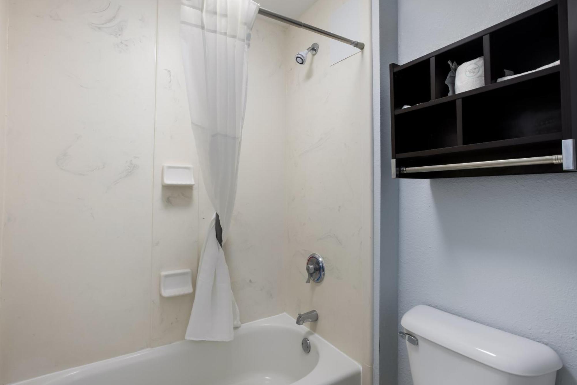 Hotel Suburban - Stewart Area Hinesville